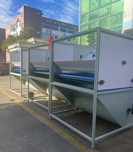 冬季送溫暖，艾思捷蝸輪減速機(jī)為羽絨服充絨機(jī)上提供動(dòng)力支持 (2).jpg