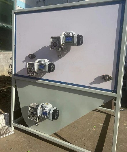 冬季送溫暖，艾思捷蝸輪減速機(jī)為羽絨服充絨機(jī)上提供動(dòng)力支持.jpg